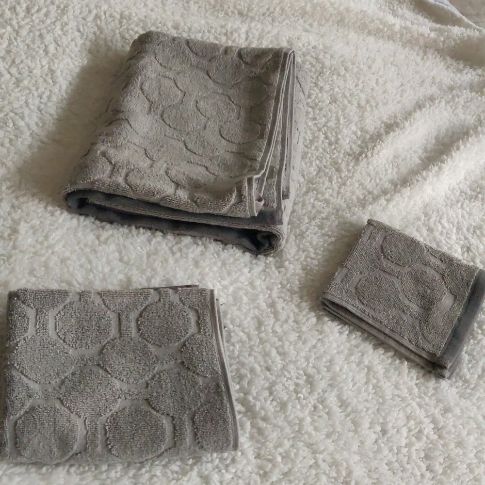 New! Room Essential Gray Towel 3 Pc Set